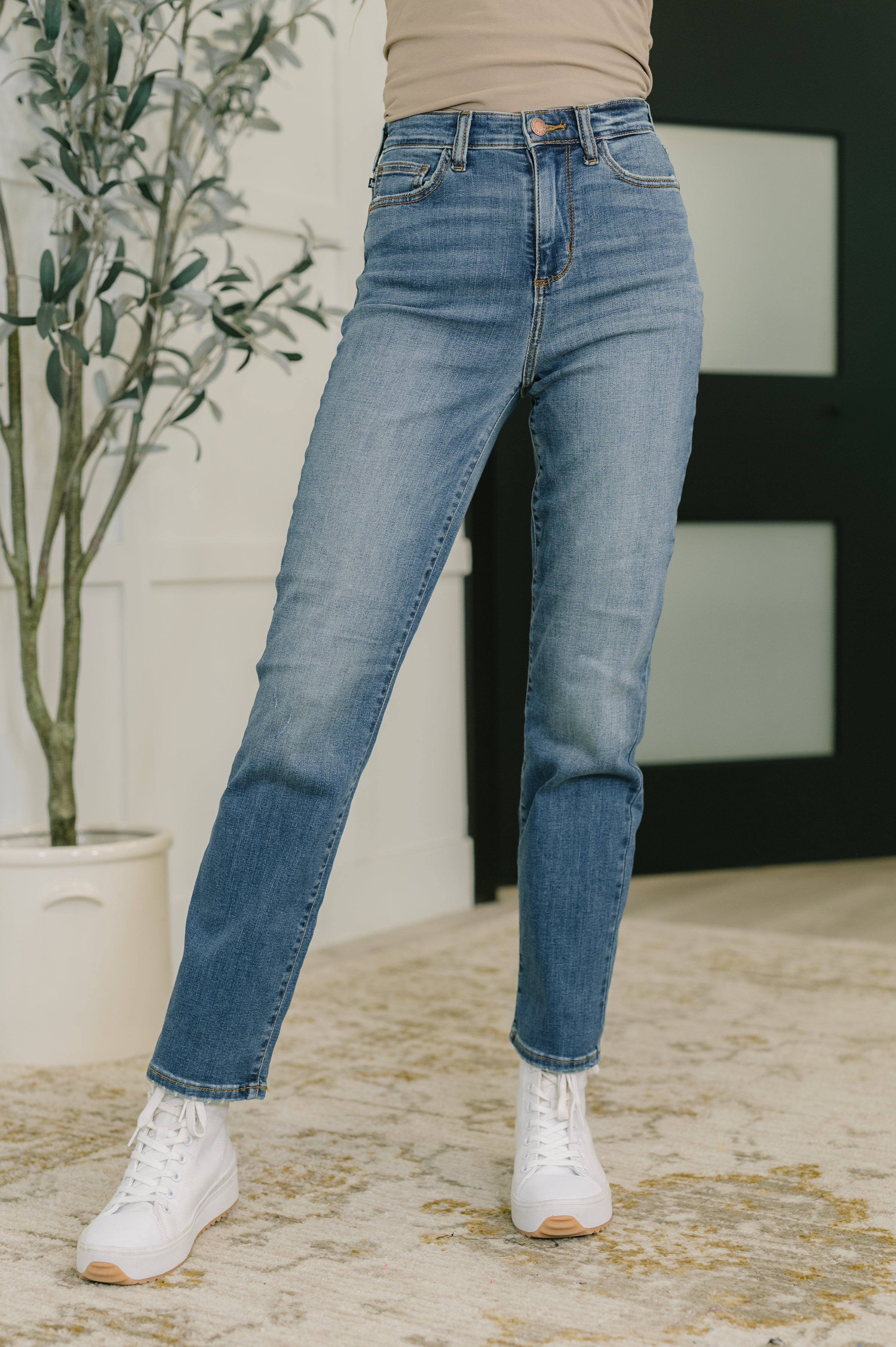 Izzie High Waist Straight Fit