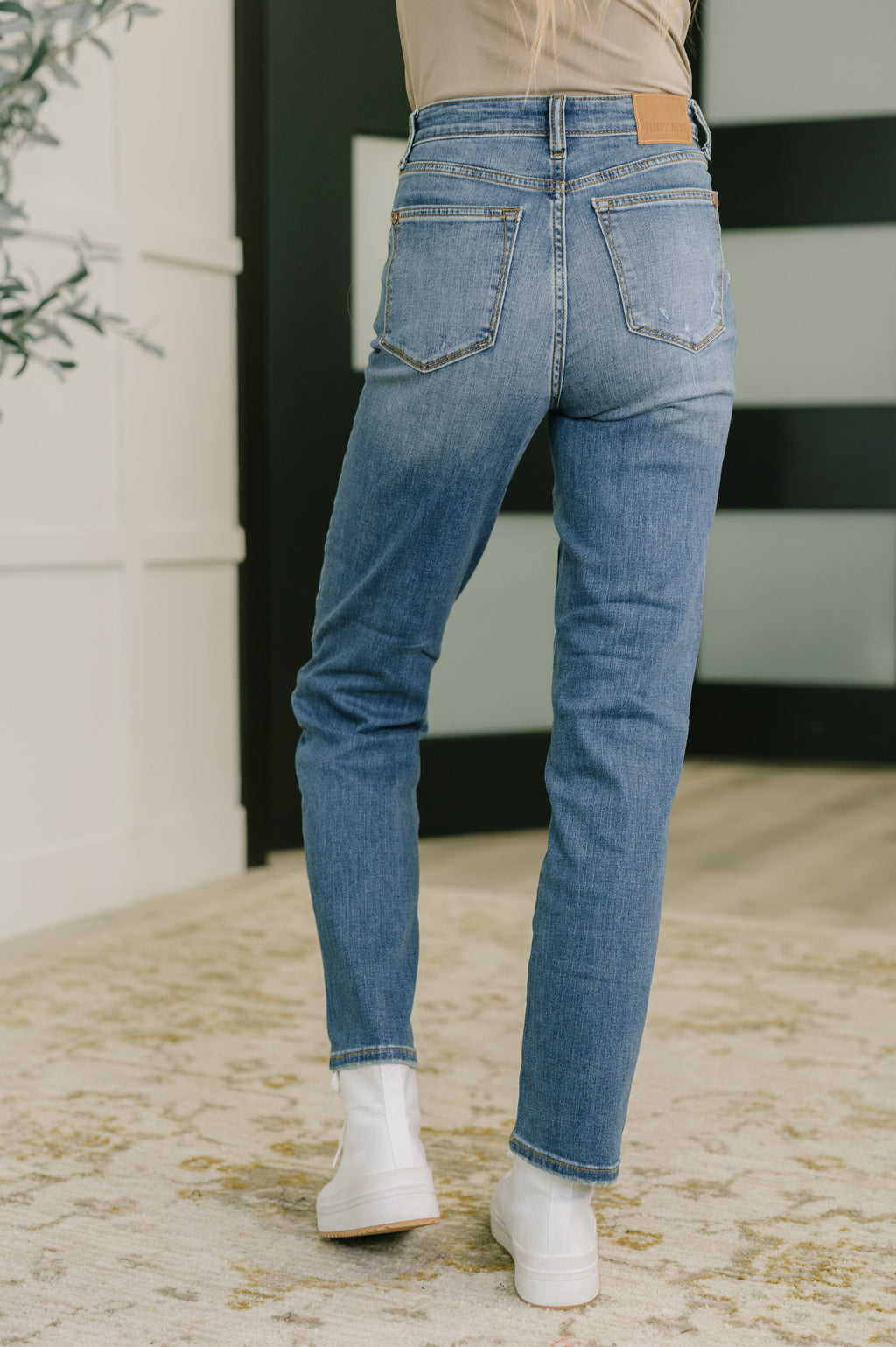Izzie High Waist Straight Fit