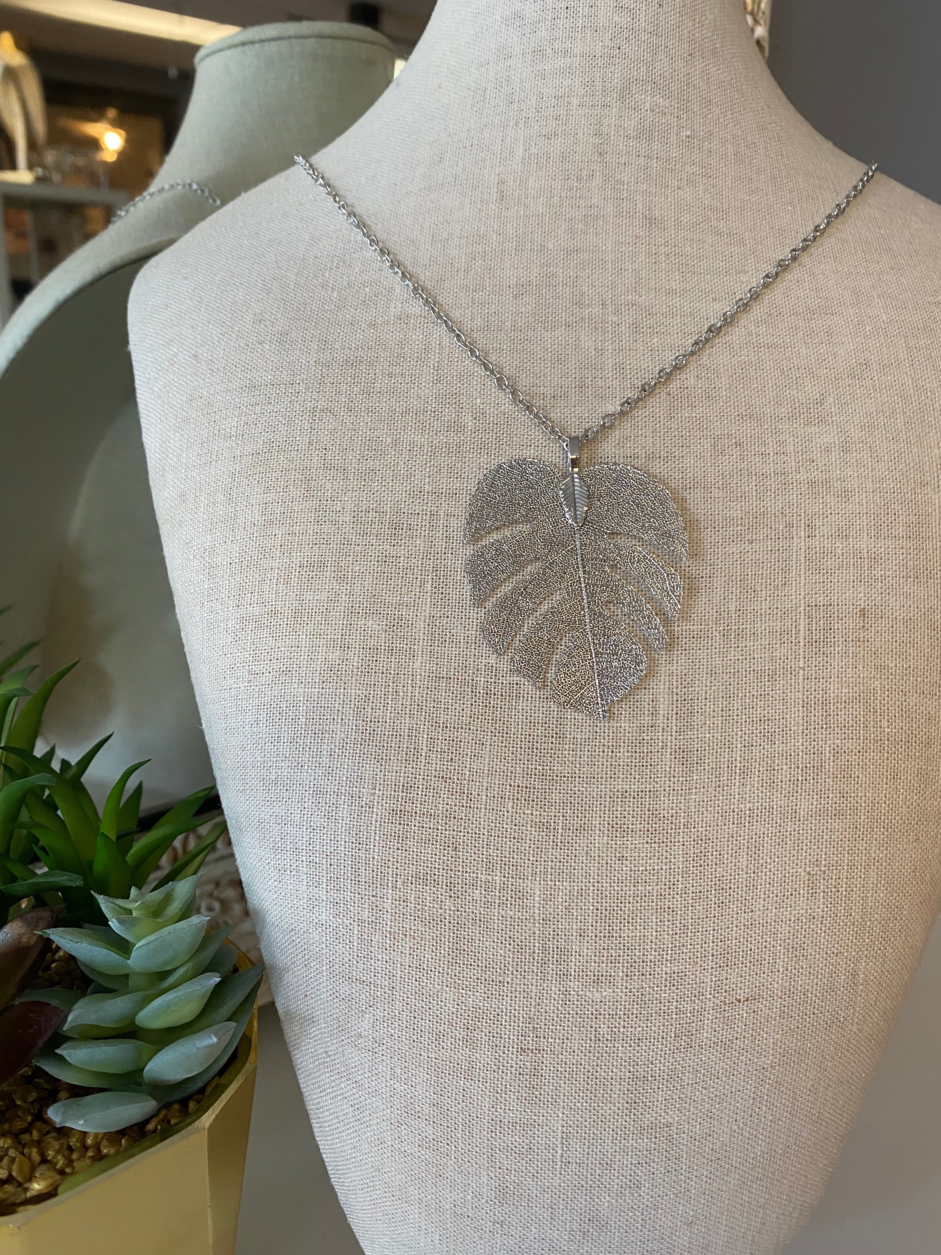 Mesh Feather Necklace